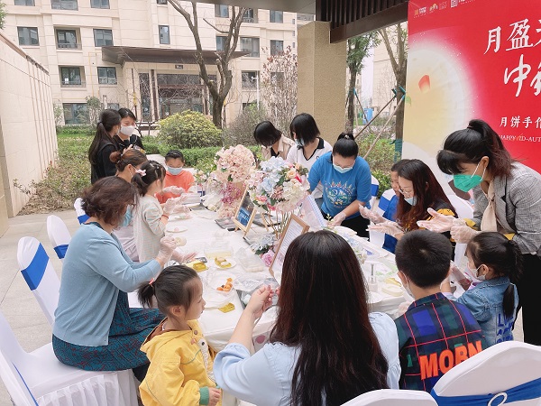 181692345476431404.jpeg 3 业主携手造做月饼.jpg